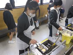 6年生修学旅行もみじ饅頭手焼き体験の様子