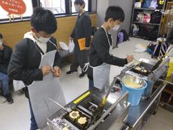 6年生修学旅行もみじ饅頭手焼き体験の様子