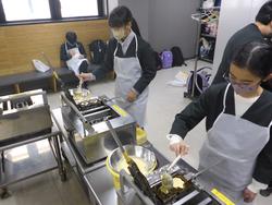 6年生修学旅行もみじ饅頭手焼き体験の様子