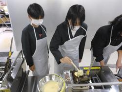 6年生修学旅行もみじ饅頭手焼き体験の様子