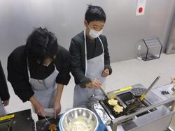6年生修学旅行もみじ饅頭手焼き体験の様子
