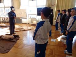 6年生救急法講習会の様子