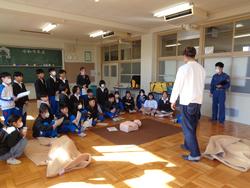6年生救急法講習会の様子