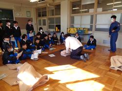 6年生救急法講習会の様子