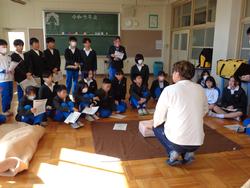 6年生救急法講習会の様子