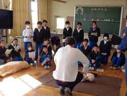 6年生救急法講習会の様子