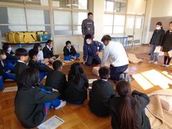 6年生救急法講習会の様子