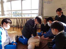 6年生救急法講習会の様子
