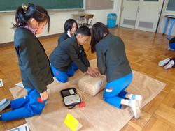 6年生救急法講習会の様子