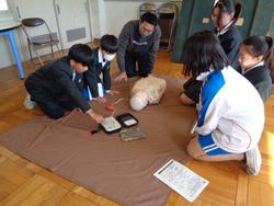 6年生救急法講習会の様子