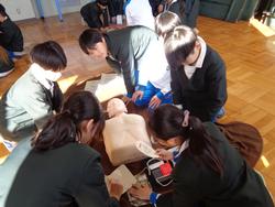 6年生救急法講習会の様子