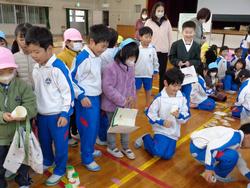 1年生幼稚園を招いてお祭り