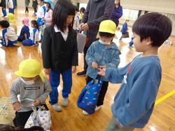 1年生幼稚園を招いてお祭り