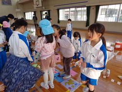 1年生幼稚園を招いてお祭り