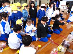 1年生幼稚園を招いてお祭り