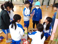 1年生幼稚園を招いてお祭り