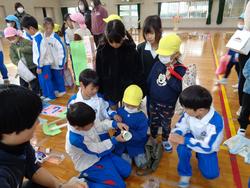 1年生幼稚園を招いてお祭り