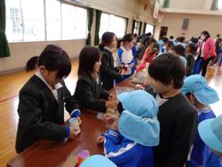 2年生おもちゃランドにご招待