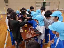 2年生おもちゃランドにご招待