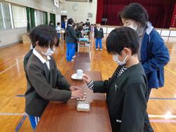 2年生のおもちゃランドに1年生をご招待