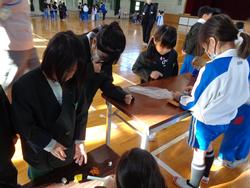 2年生のおもちゃランドに1年生をご招待