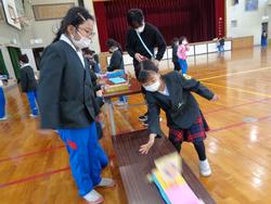 2年生のおもちゃランドに1年生をご招待