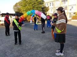 校門前での挨拶の様子