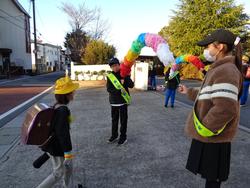 校門前での挨拶の様子