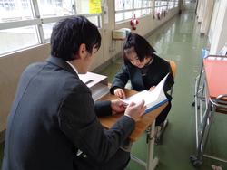 担任より通知表を手渡し