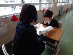 担任より通知表を手渡し