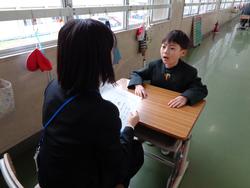 担任より通知表を手渡し