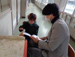 担任より通知表を手渡し