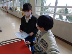 担任より通知表を手渡し