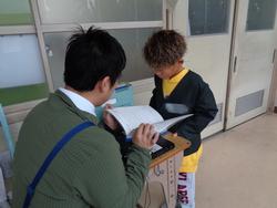 担任より通知表を手渡し