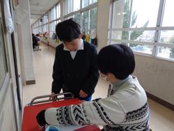 担任より通知表を手渡し