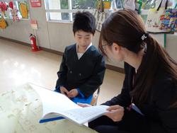 担任より通知表を手渡し