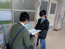 担任より通知表を手渡し