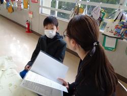 担任より通知表を手渡し