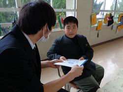 担任より通知表を手渡し