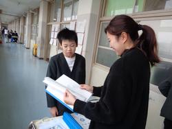 担任より通知表を手渡し