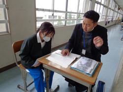 担任より通知表を手渡し