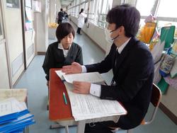 担任より通知表を手渡し