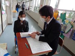 担任より通知表を手渡し