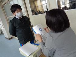 担任より通知表を手渡し