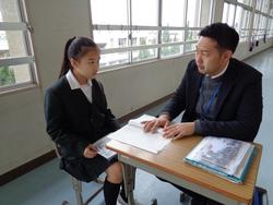 担任より通知表を手渡し