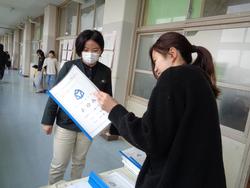 担任より通知表を手渡し