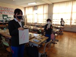 高学年教室のどこに座ったらいいのか、低学年が困らないように、案内役の人もいます。