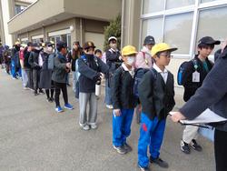 5・6年生芸術鑑賞会に向けて出発