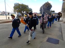 5・6年生芸術鑑賞会に向けて出発