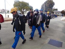 5・6年生芸術鑑賞会に向けて出発